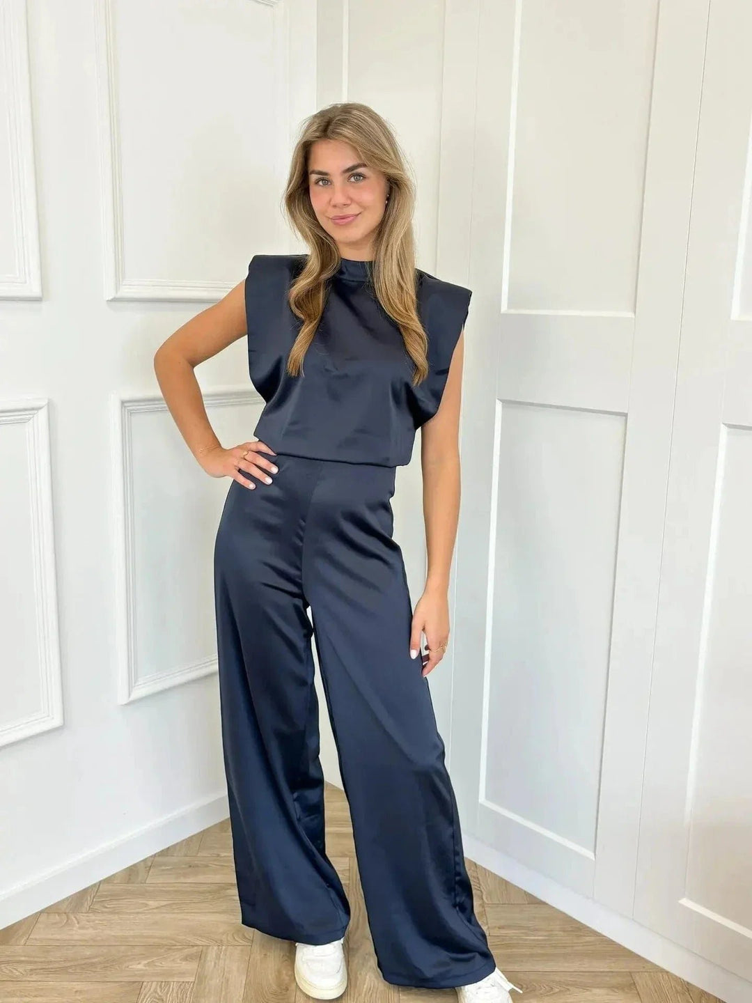 Women's Satin Wide-Leg Sleeveless Mock-Neck Jumpsuit - Marineblauw